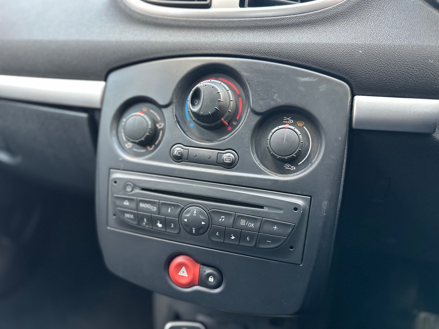 Used Renault Clio 2009 for sale - 77280543: Photo 30