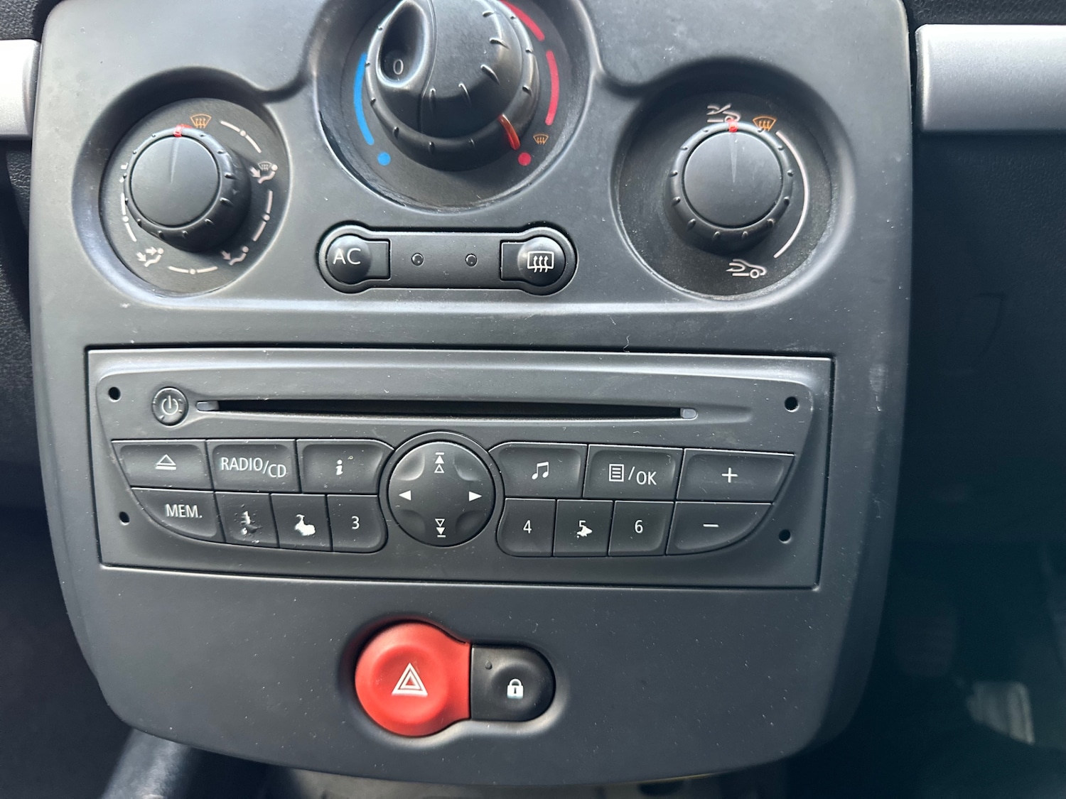 Used Renault Clio 2009 for sale - 77280543: Photo 37