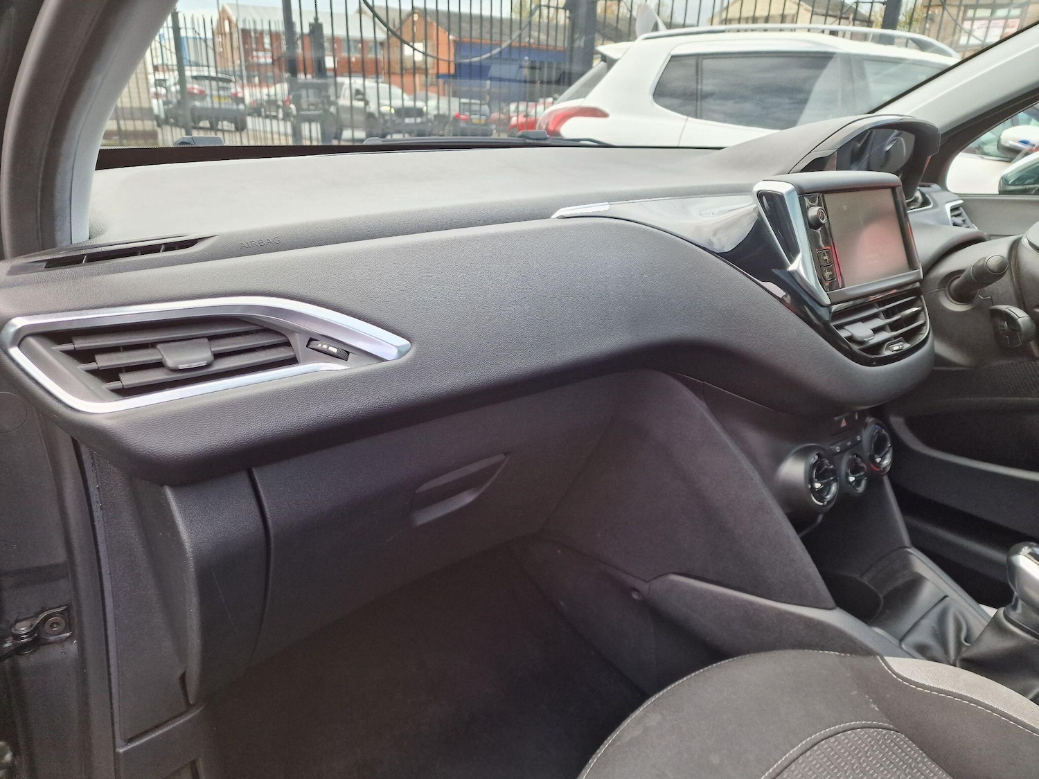 Used Peugeot 208 2015 for sale - 76485163: Photo 13