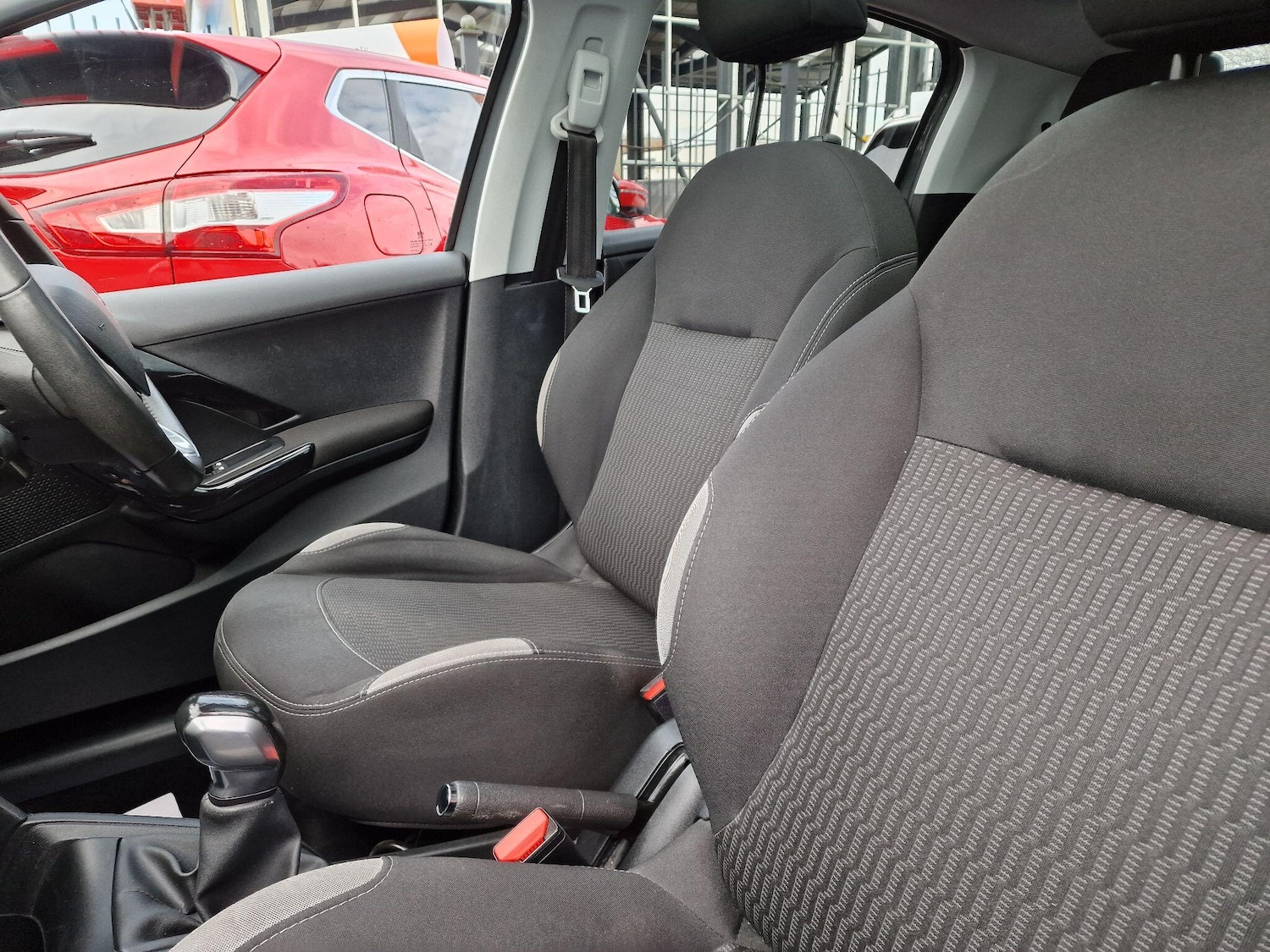 Used Peugeot 208 2015 for sale - 76485163: Photo 16