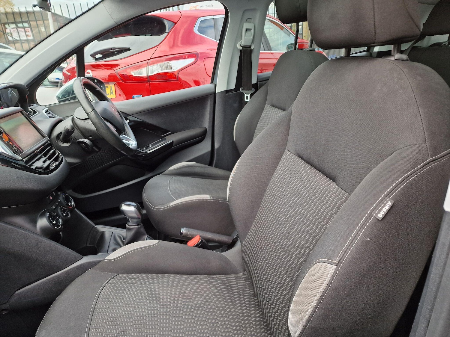 Used Peugeot 208 2015 for sale - 76485163: Photo 40