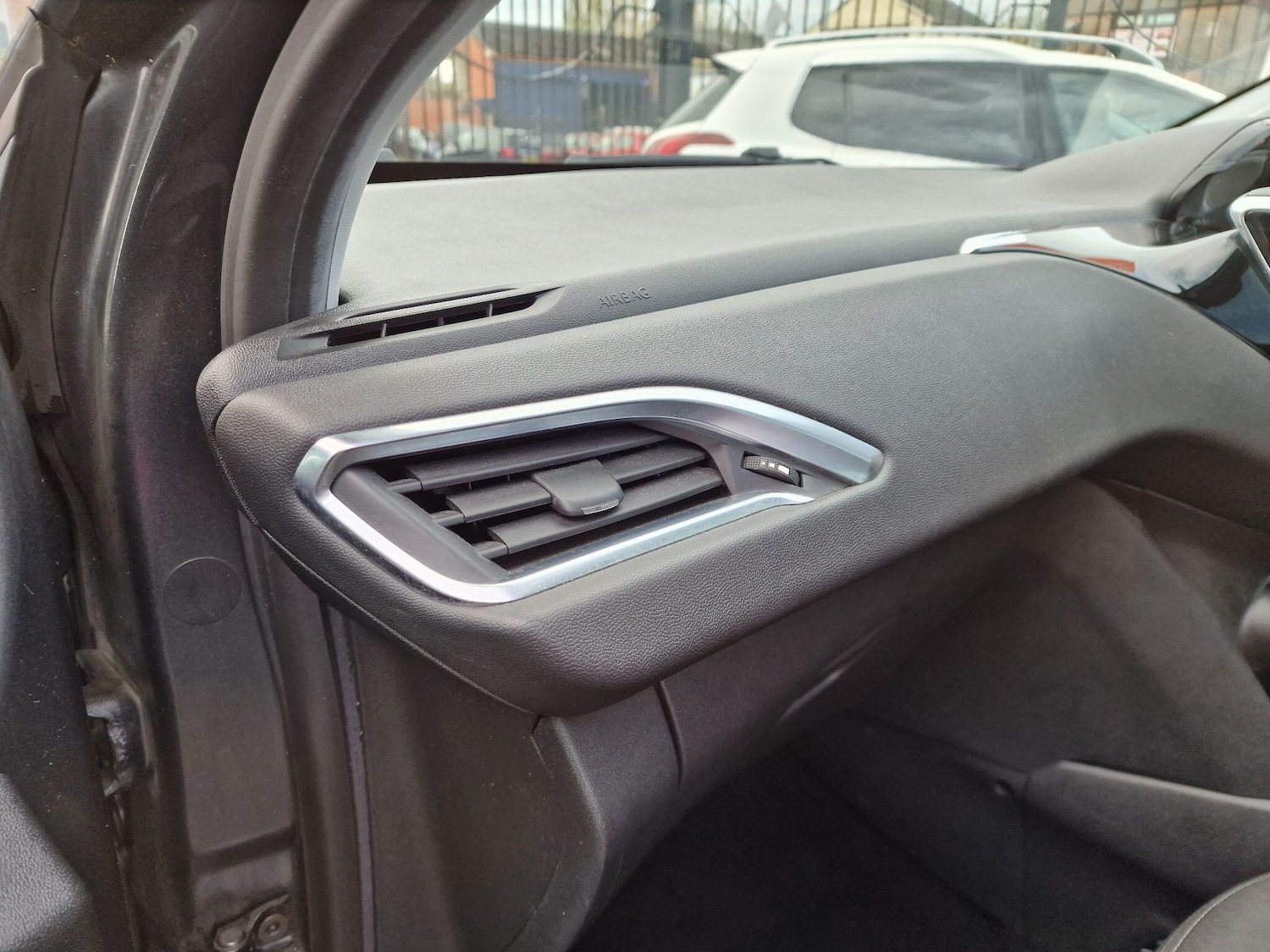 Used Peugeot 208 2015 for sale - 76485163: Photo 48