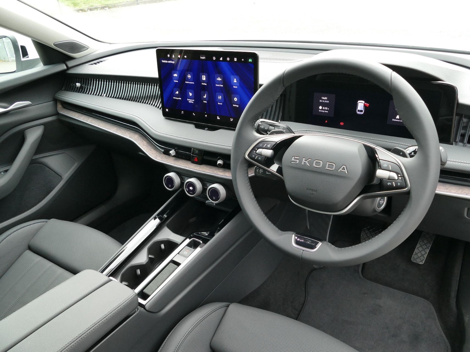 Used Skoda Superb 2025 for sale - 76361180: Photo 2