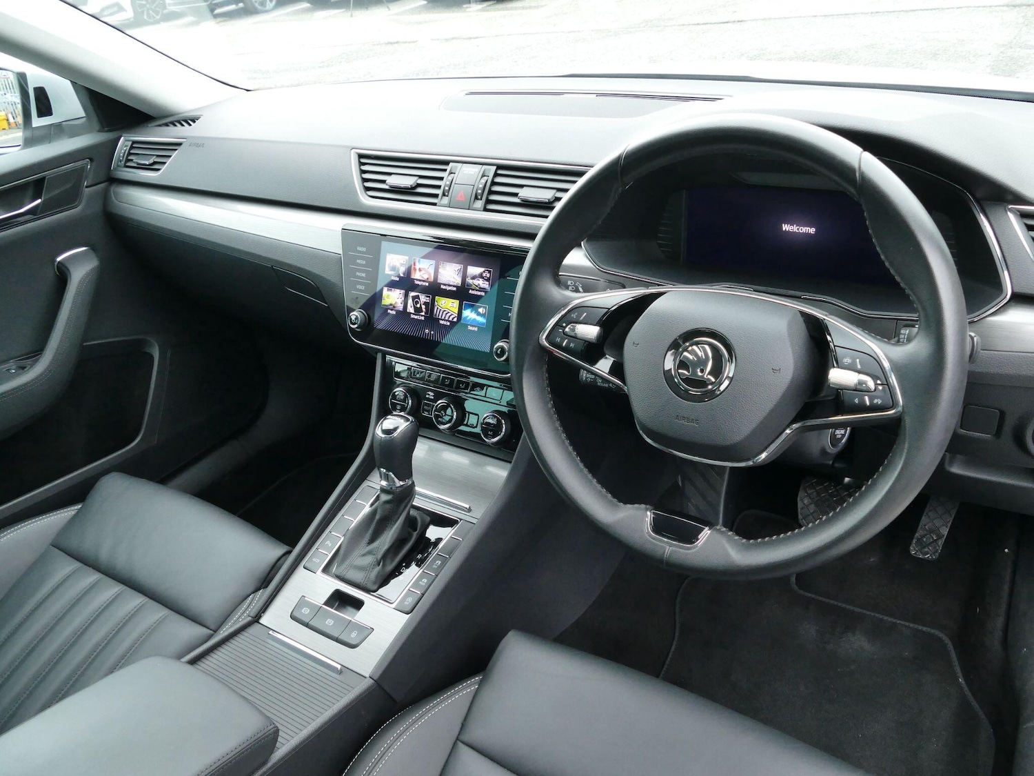 Used Skoda Superb 2023 for sale - 76360316: Photo 2