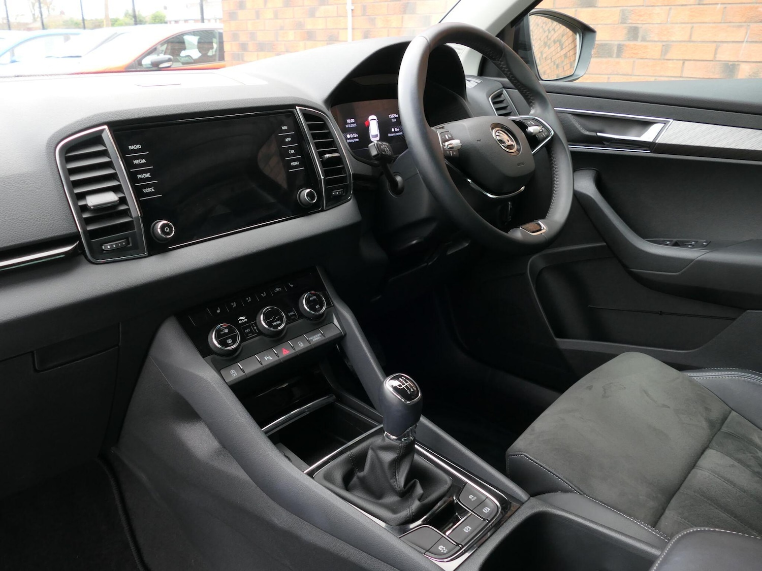 Used Skoda Karoq 2023 for sale - 76561551: Photo 2