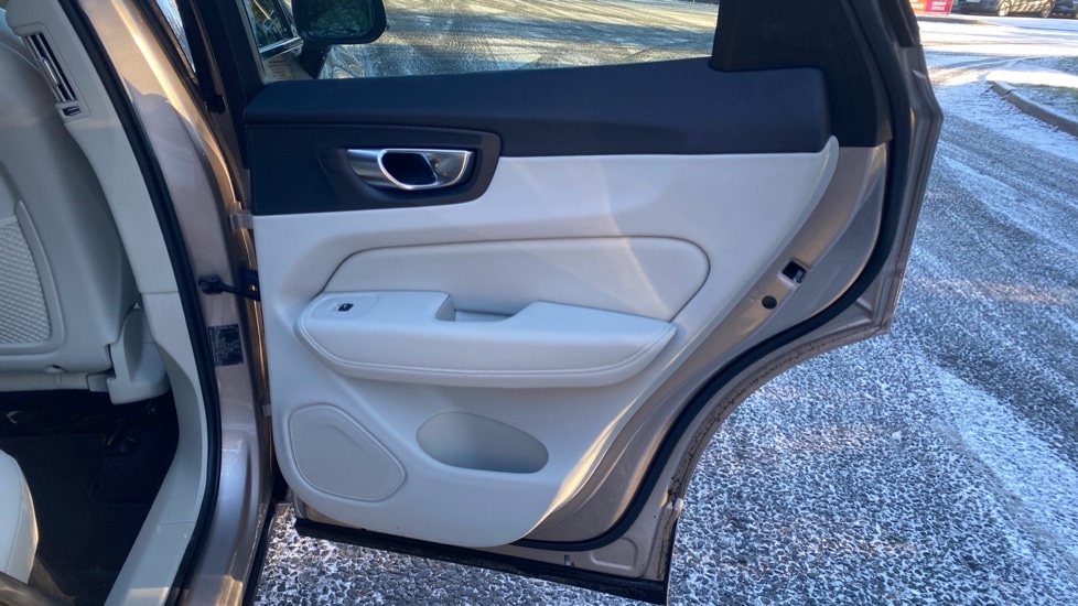 Used Volvo XC60 2023 for sale - 77256322: Photo 32