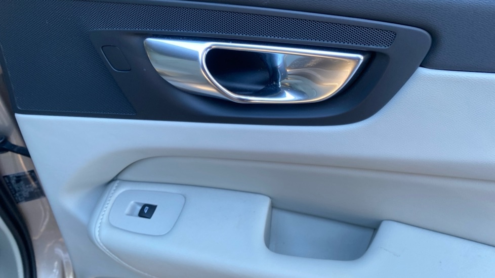 Used Volvo XC60 2023 for sale - 77256322: Photo 33