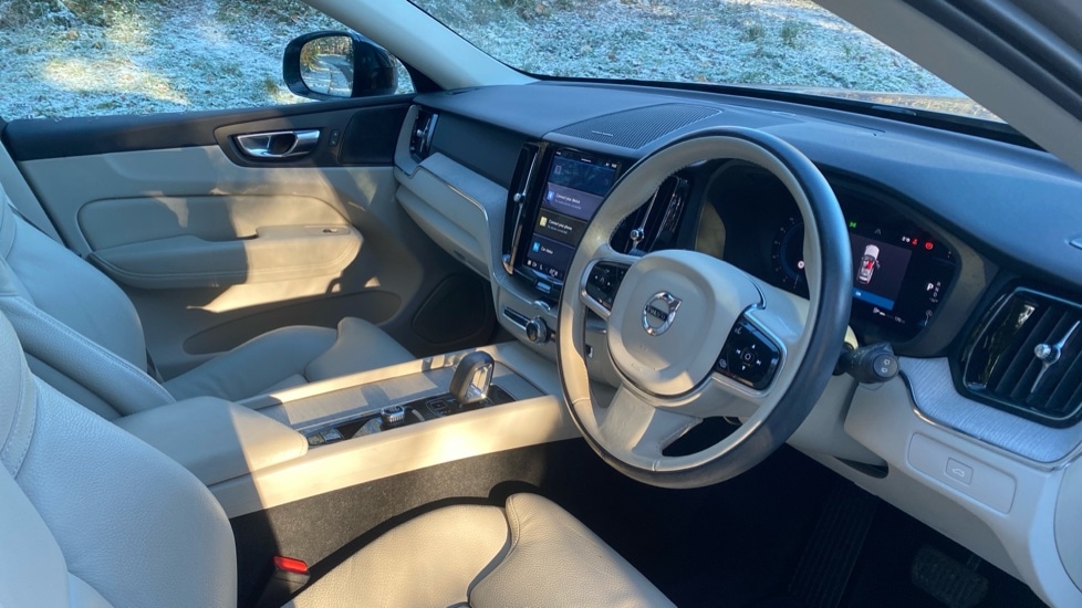 Used Volvo XC60 2023 for sale - 77256322: Photo 4