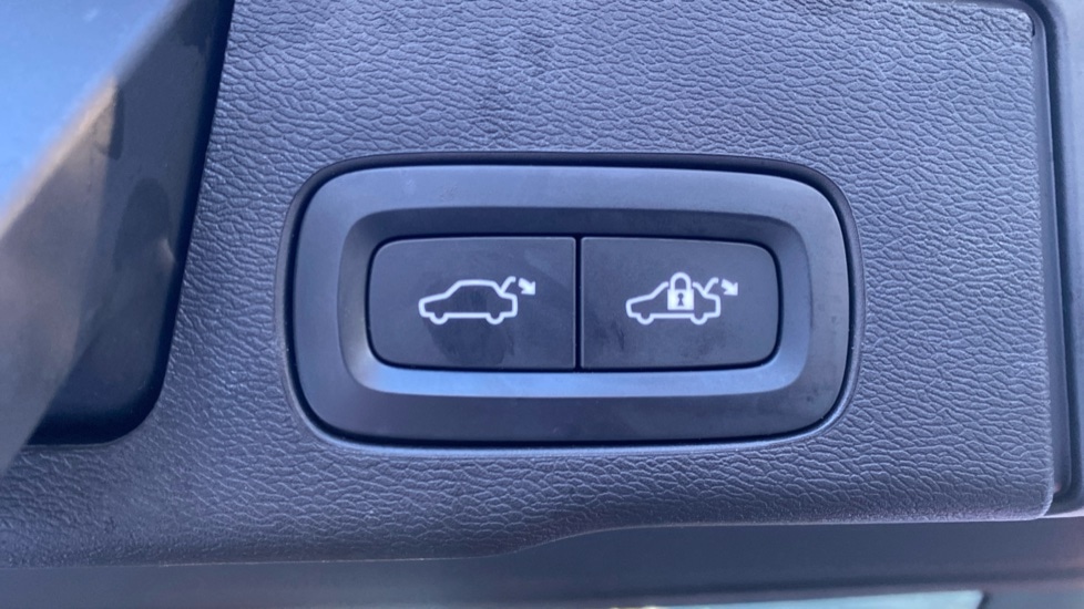 Used Volvo XC60 2023 for sale - 77256322: Photo 41