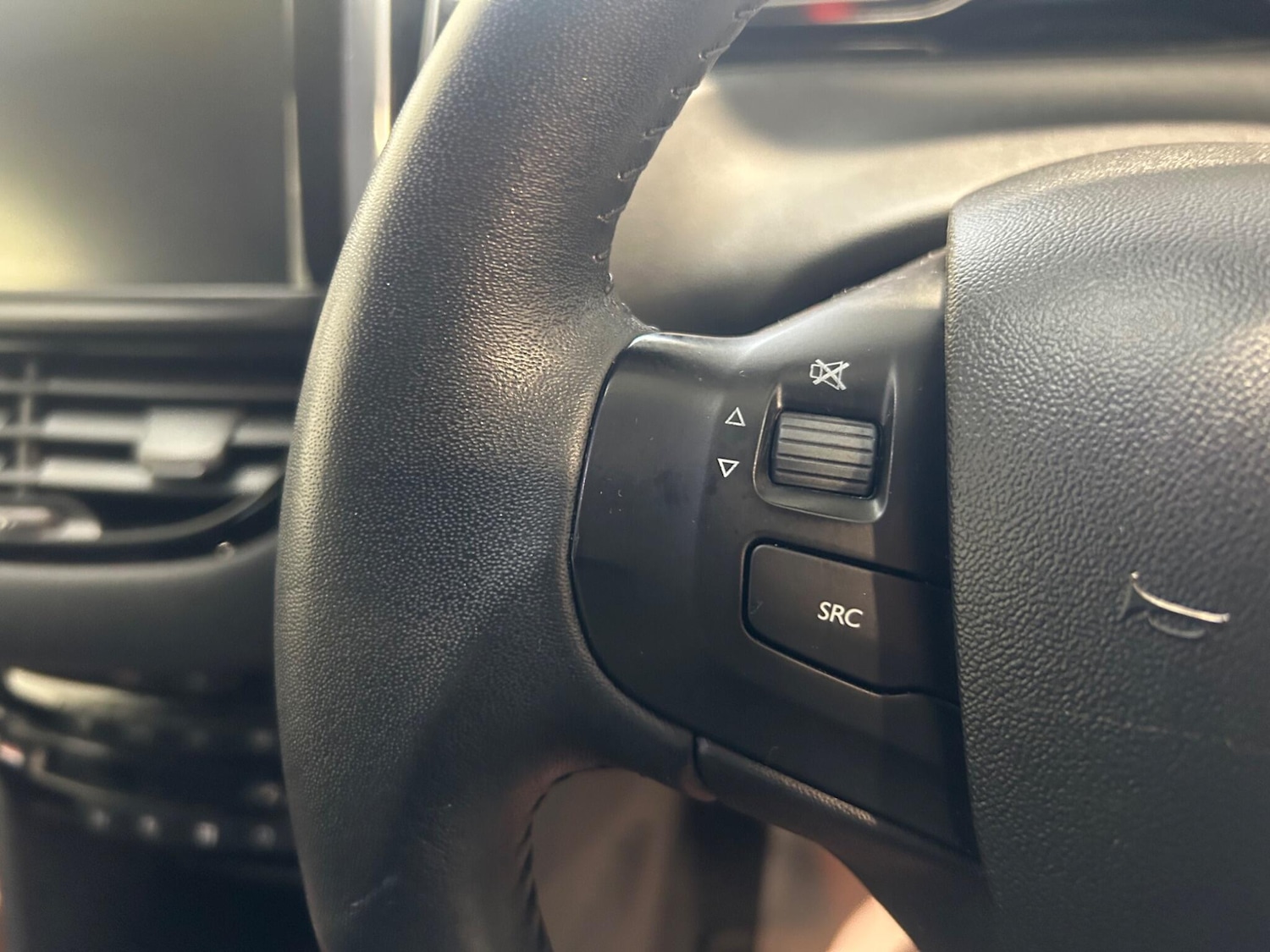 Used Peugeot 208 2014 for sale - 76850378: Photo 18