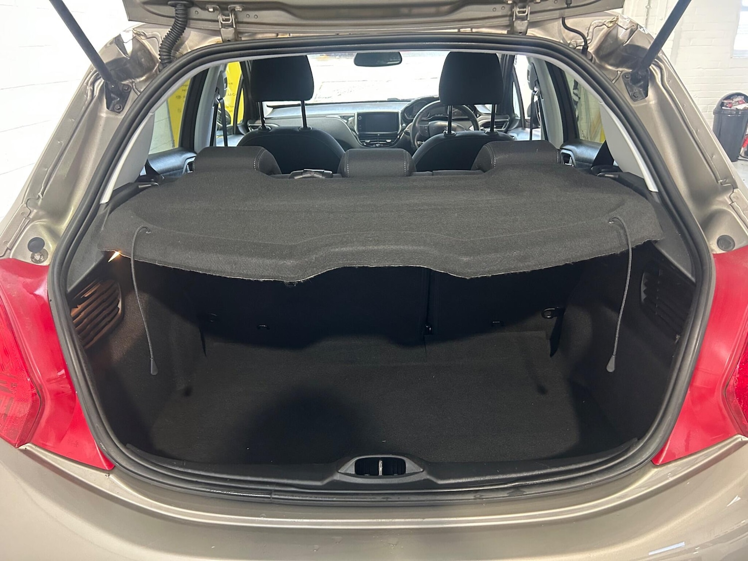 Used Peugeot 208 2014 for sale - 76850378: Photo 32