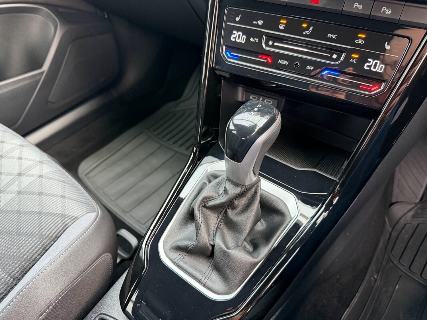 Used Volkswagen T-Roc 2023 for sale - 77716282: Photo 24