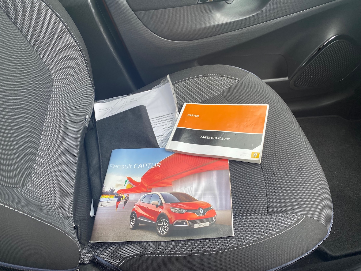 Used Renault Captur 2015 for sale - 77618286: Photo 2