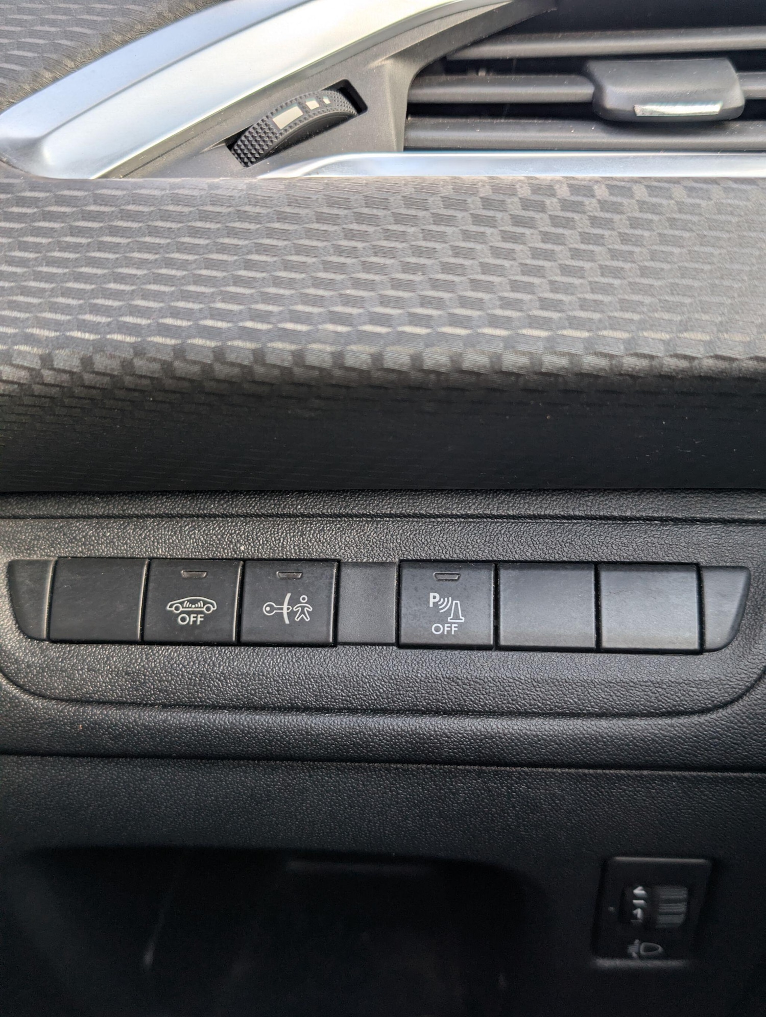 Used Peugeot 2008 2016 for sale - 77657855: Photo 24