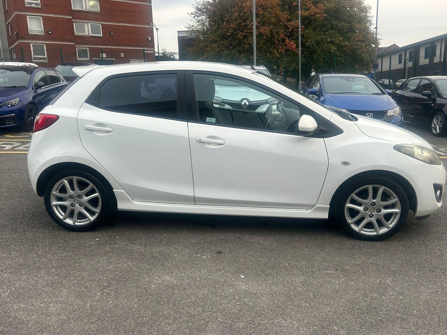 Used Mazda Mazda2 2011 for sale - 76573145: Photo 4