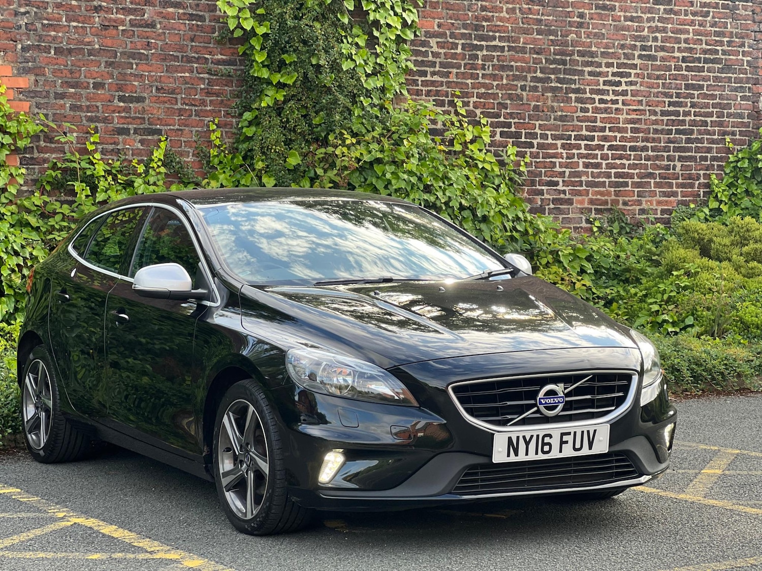 Used Volvo V40 2016 for sale - 76214456: Photo 1