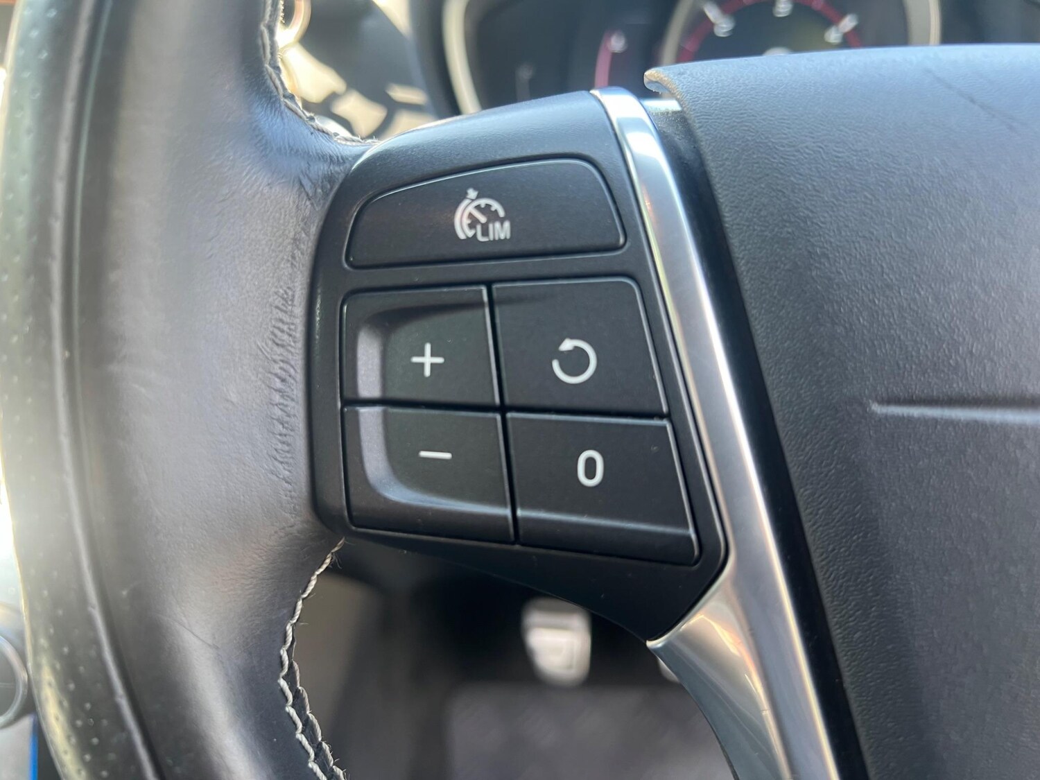 Used Volvo V40 2016 for sale - 76214456: Photo 28