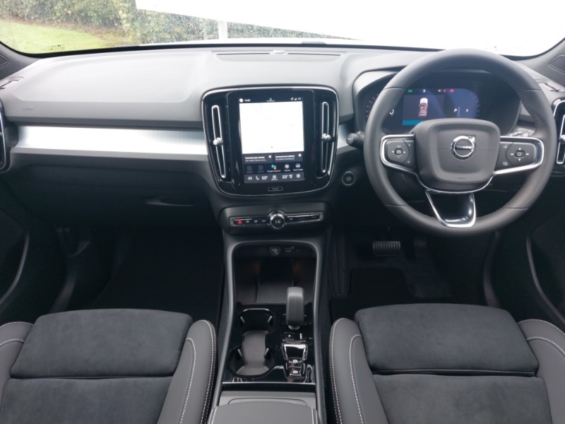 Used Volvo XC40 2025 for sale - 76150877: Photo 2