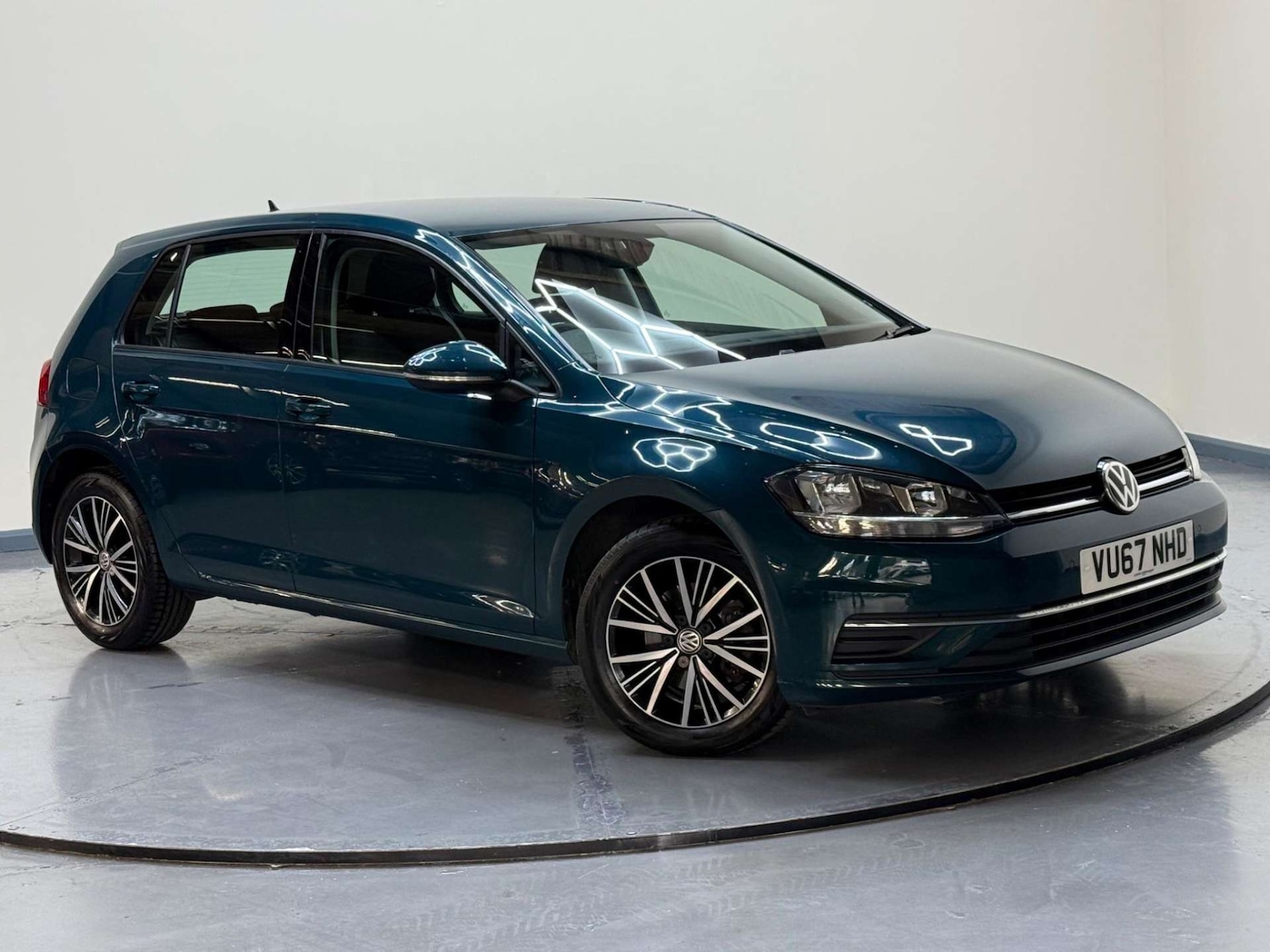 Used Volkswagen Golf 2017 for sale - 76600927: Photo 1