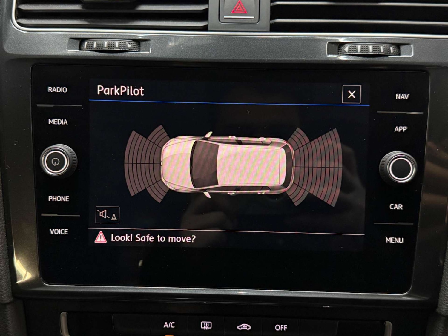 Used Volkswagen Golf 2017 for sale - 76600927: Photo 24