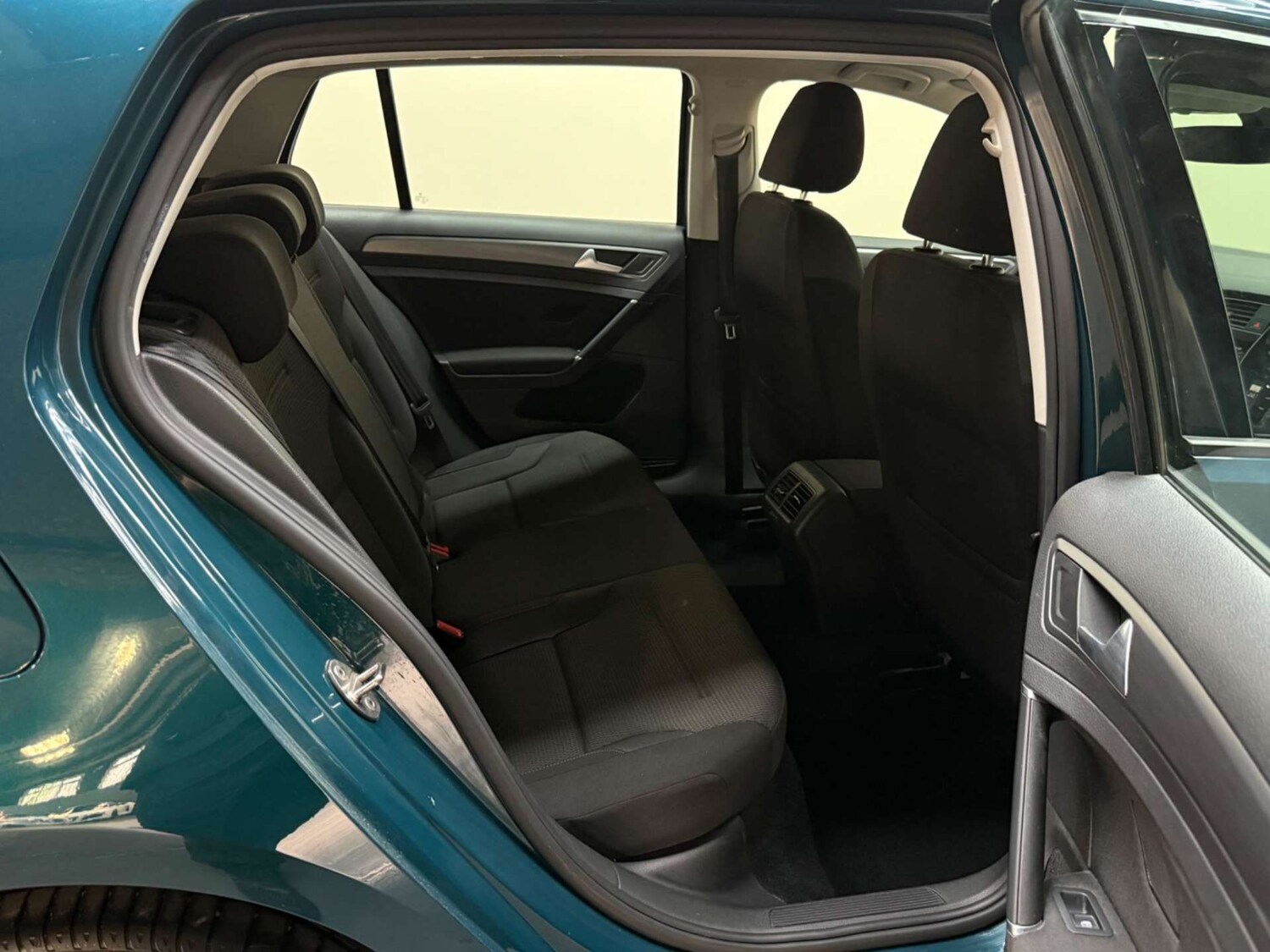 Used Volkswagen Golf 2017 for sale - 76600927: Photo 30