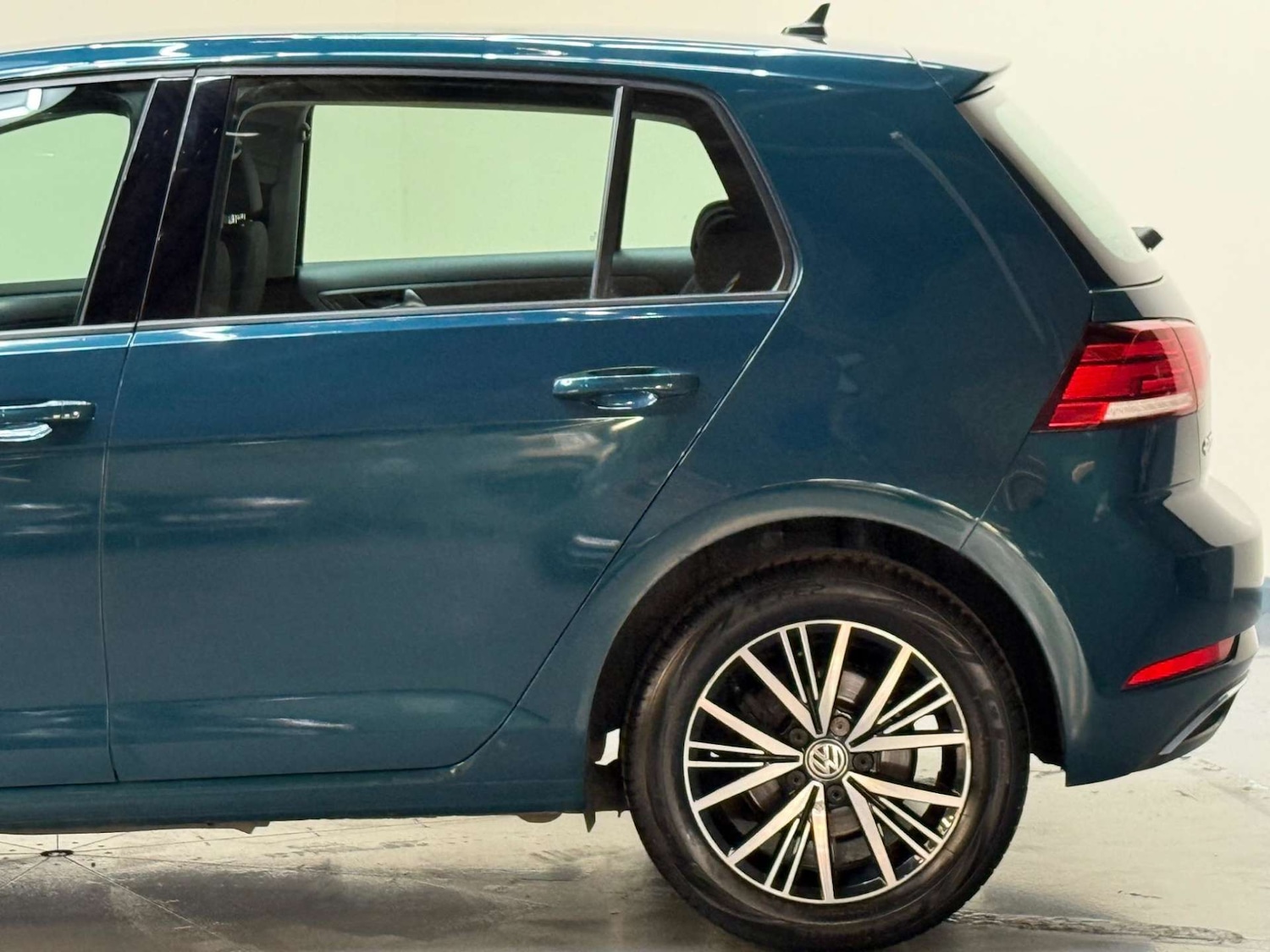 Used Volkswagen Golf 2017 for sale - 76600927: Photo 51