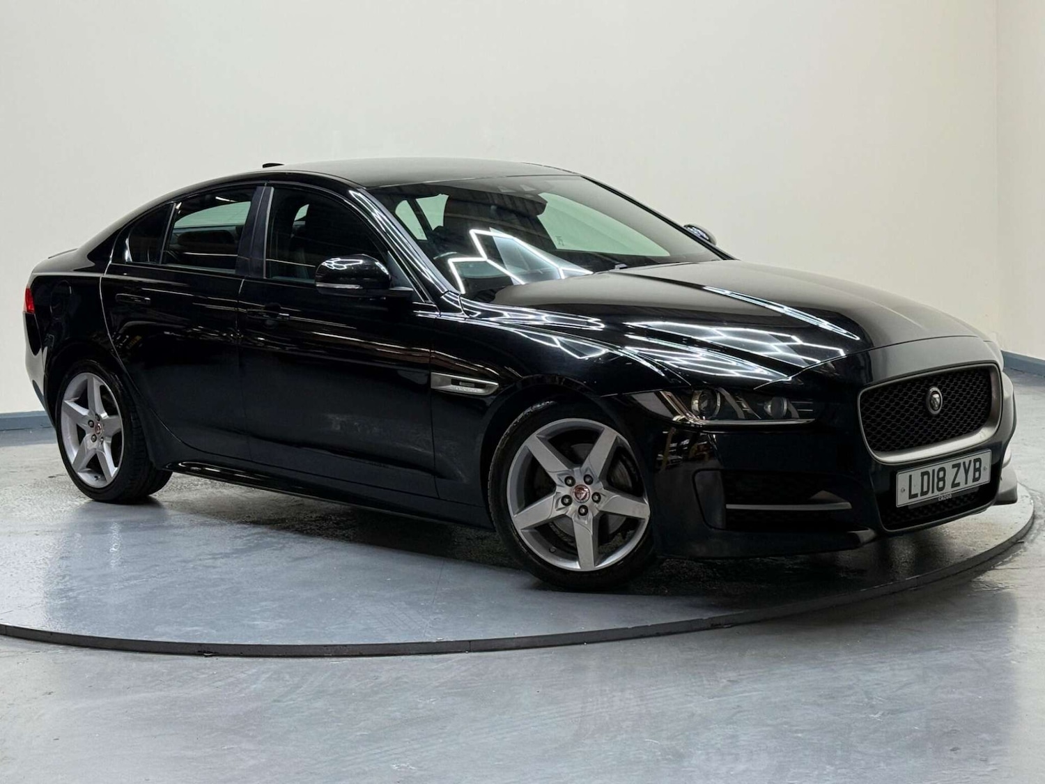Used Jaguar XE 2018 for sale - 76602074: Photo 1