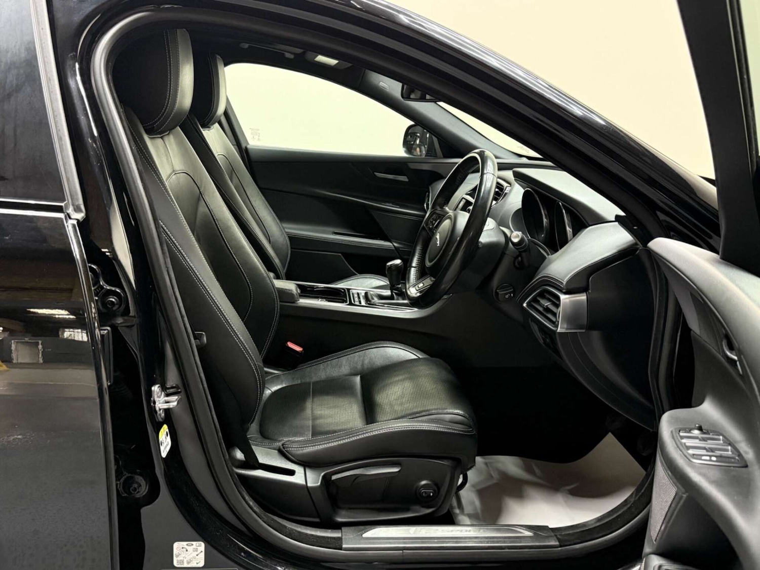 Used Jaguar XE 2018 for sale - 76602074: Photo 15