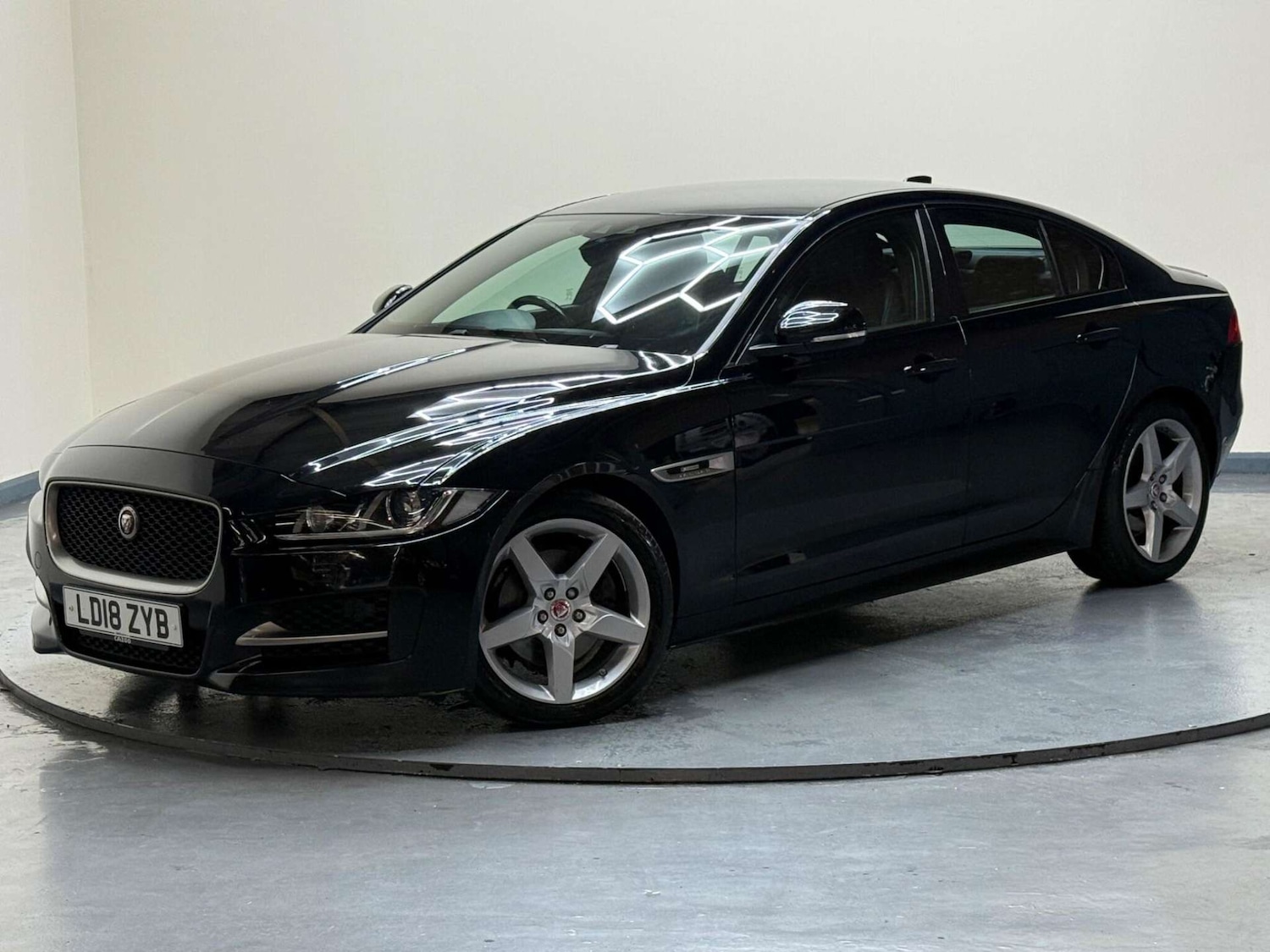 Used Jaguar XE 2018 for sale - 76602074: Photo 2