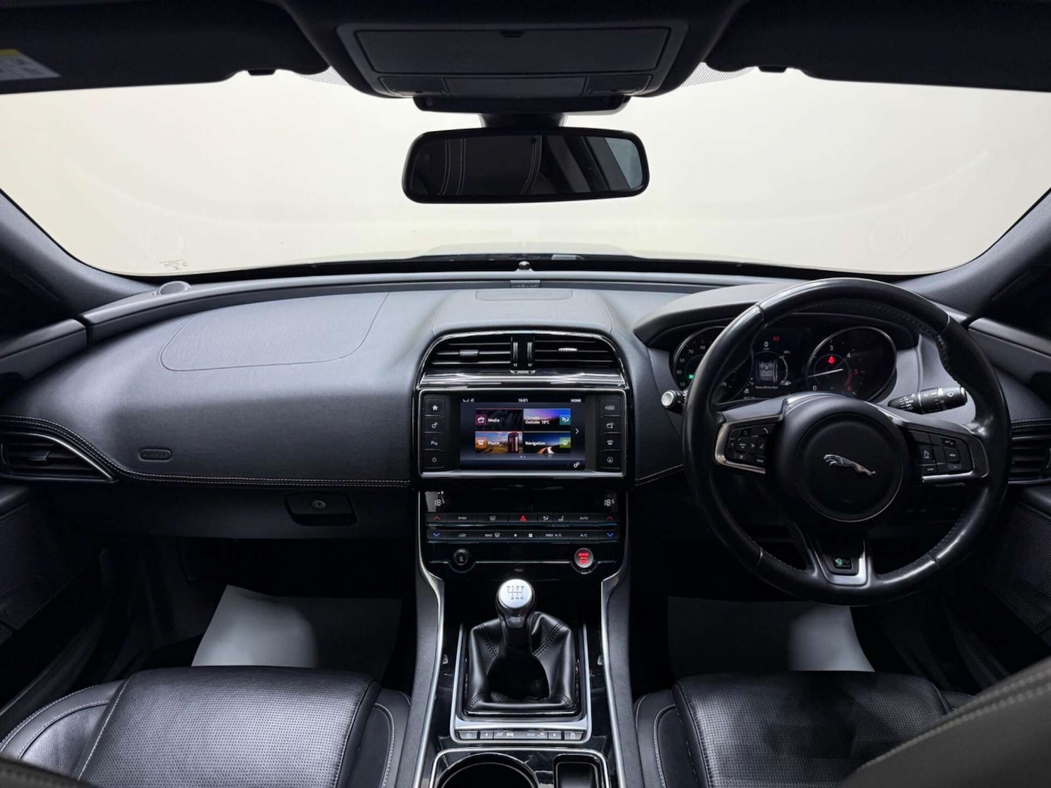 Used Jaguar XE 2018 for sale - 76602074: Photo 3