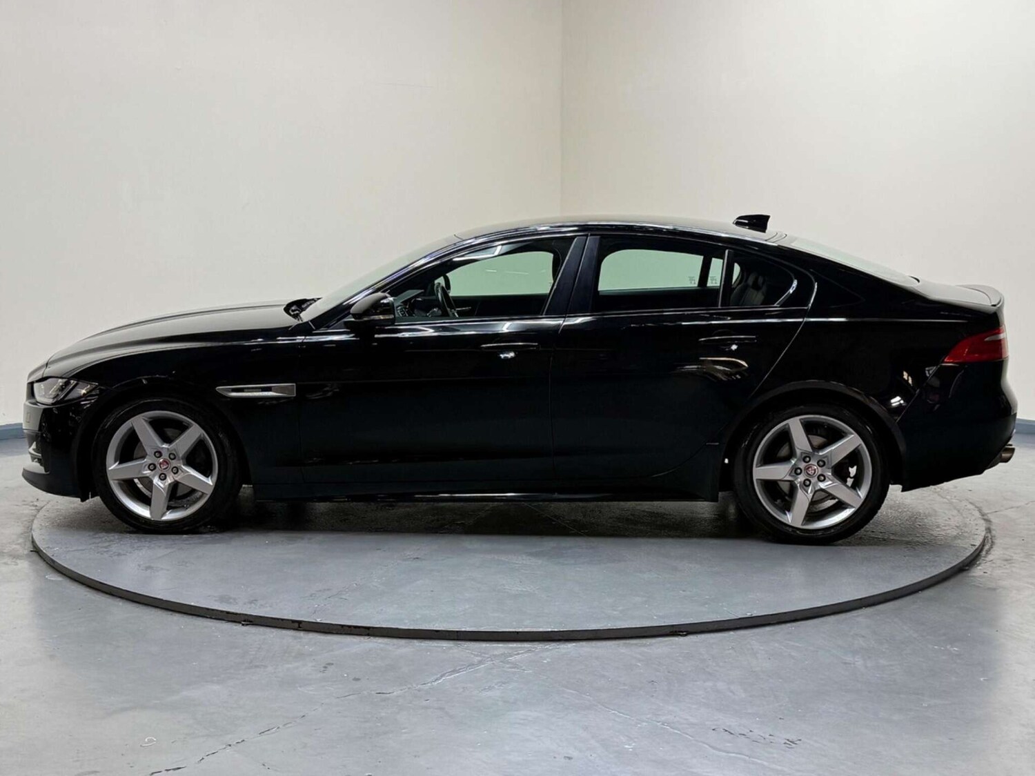 Used Jaguar XE 2018 for sale - 76602074: Photo 30