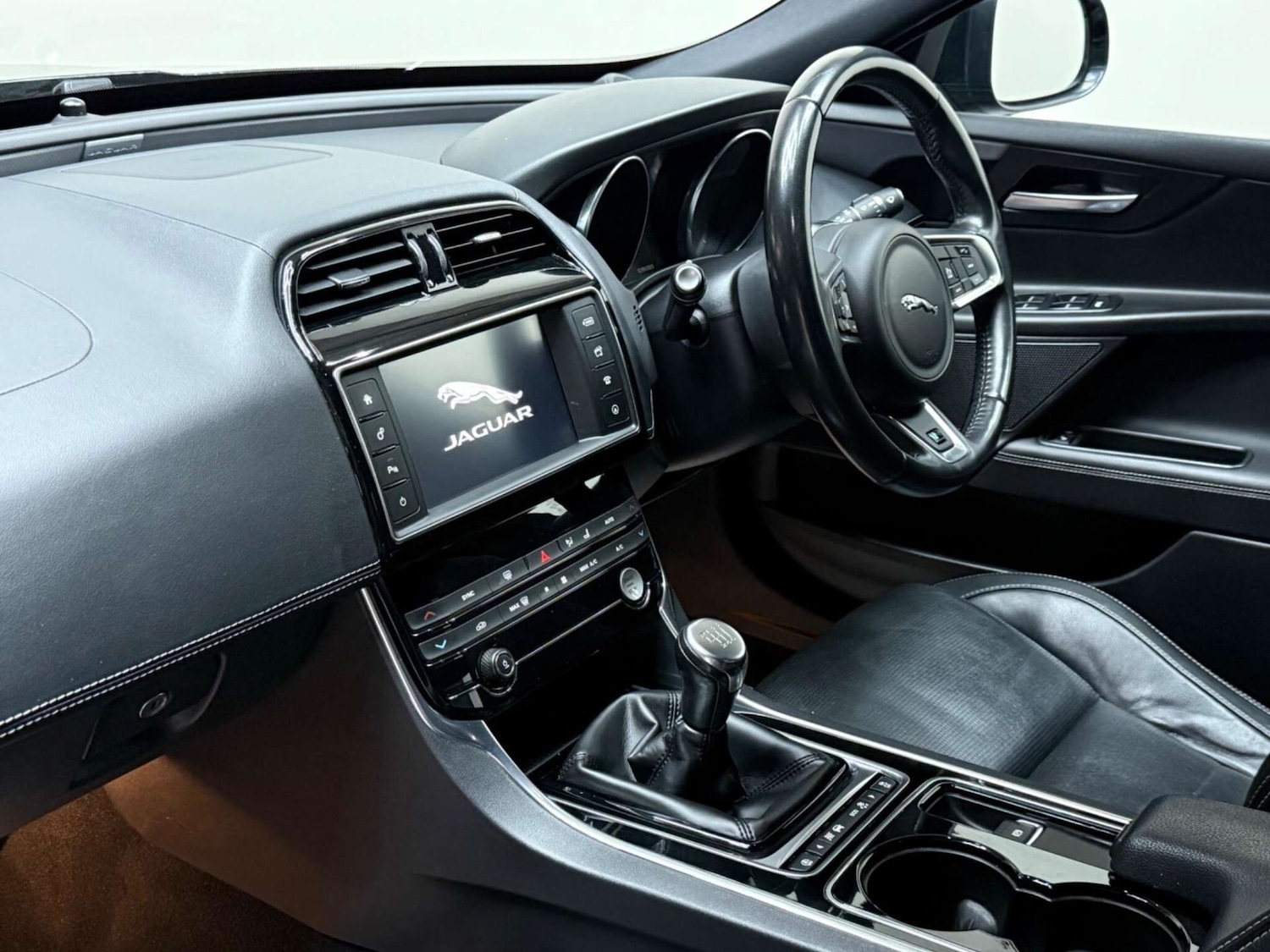 Used Jaguar XE 2018 for sale - 76602074: Photo 32