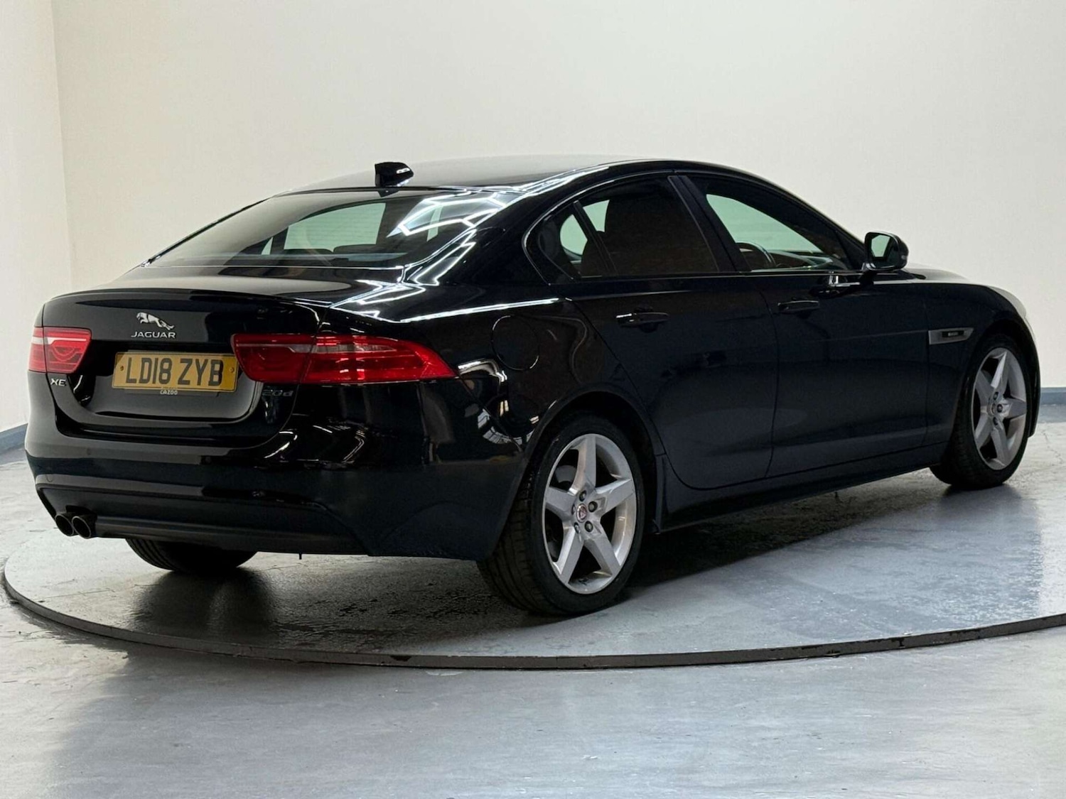 Used Jaguar XE 2018 for sale - 76181014: Photo 6