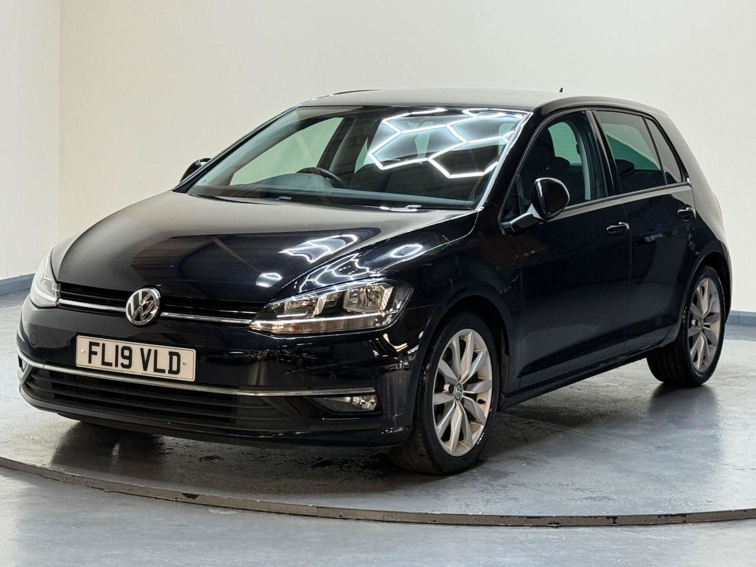Used Volkswagen Golf 2019 for sale - 76762546: Photo 2