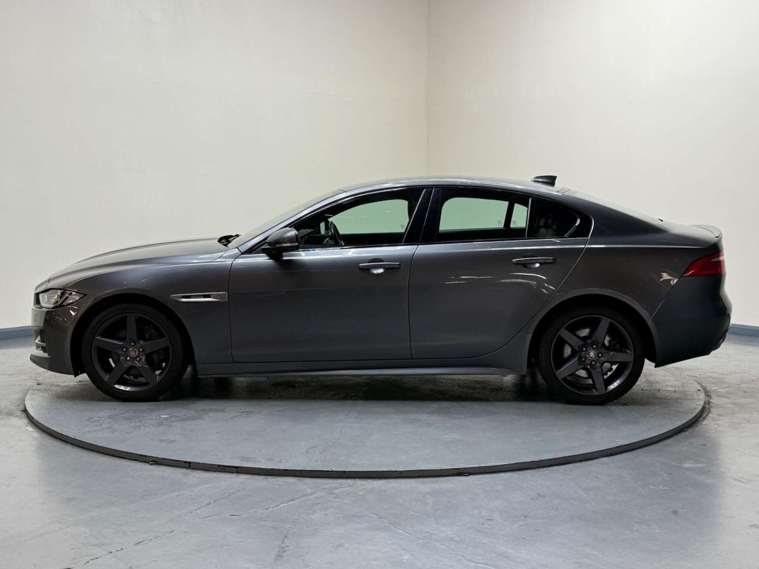 Used Jaguar XE 2018 for sale - 76181029: Photo 41