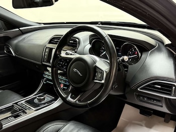 Used Jaguar XE 2018 for sale - 76181029: Photo 4