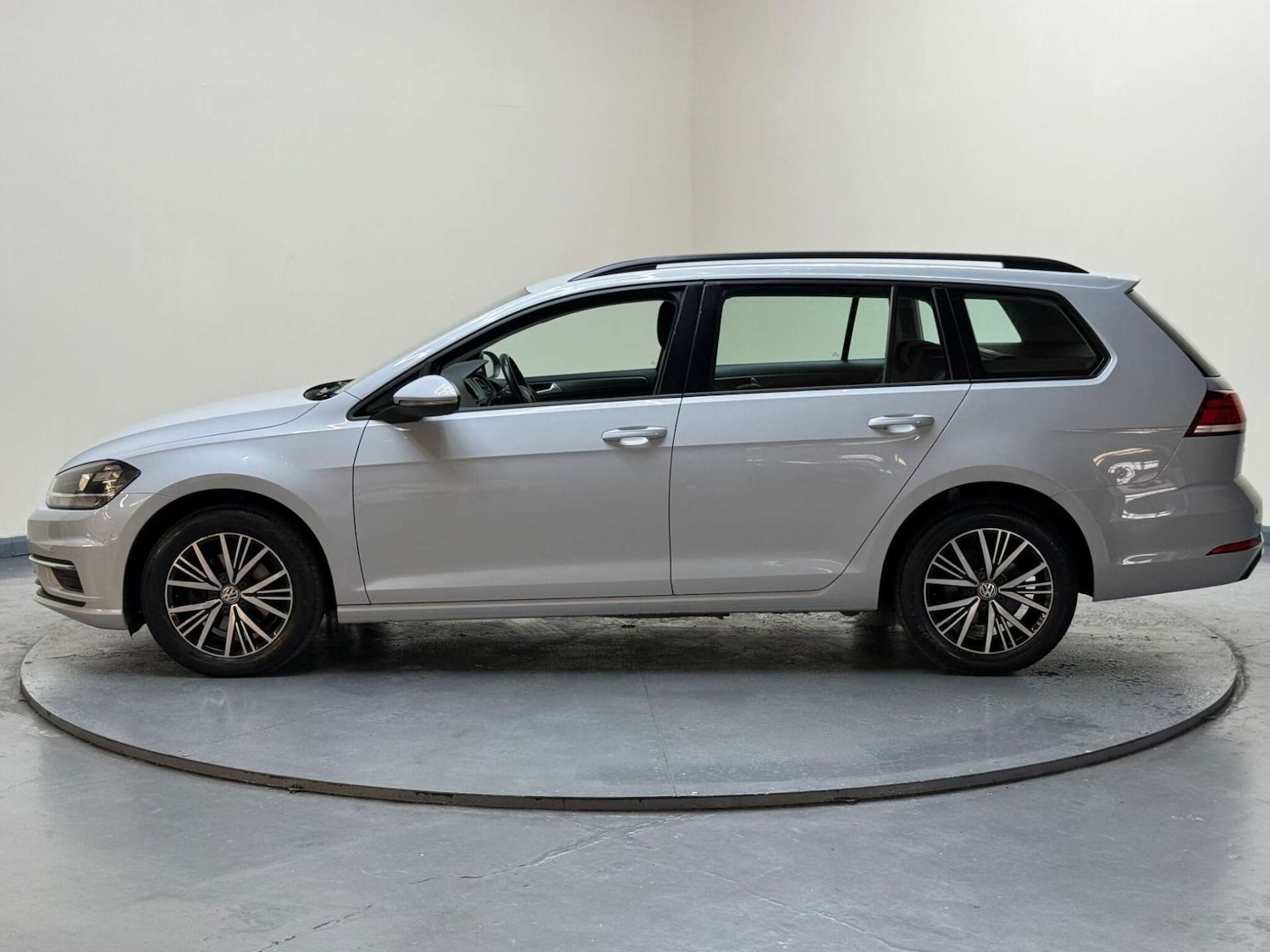 Used Volkswagen Golf 2017 for sale - 76181037: Photo 29