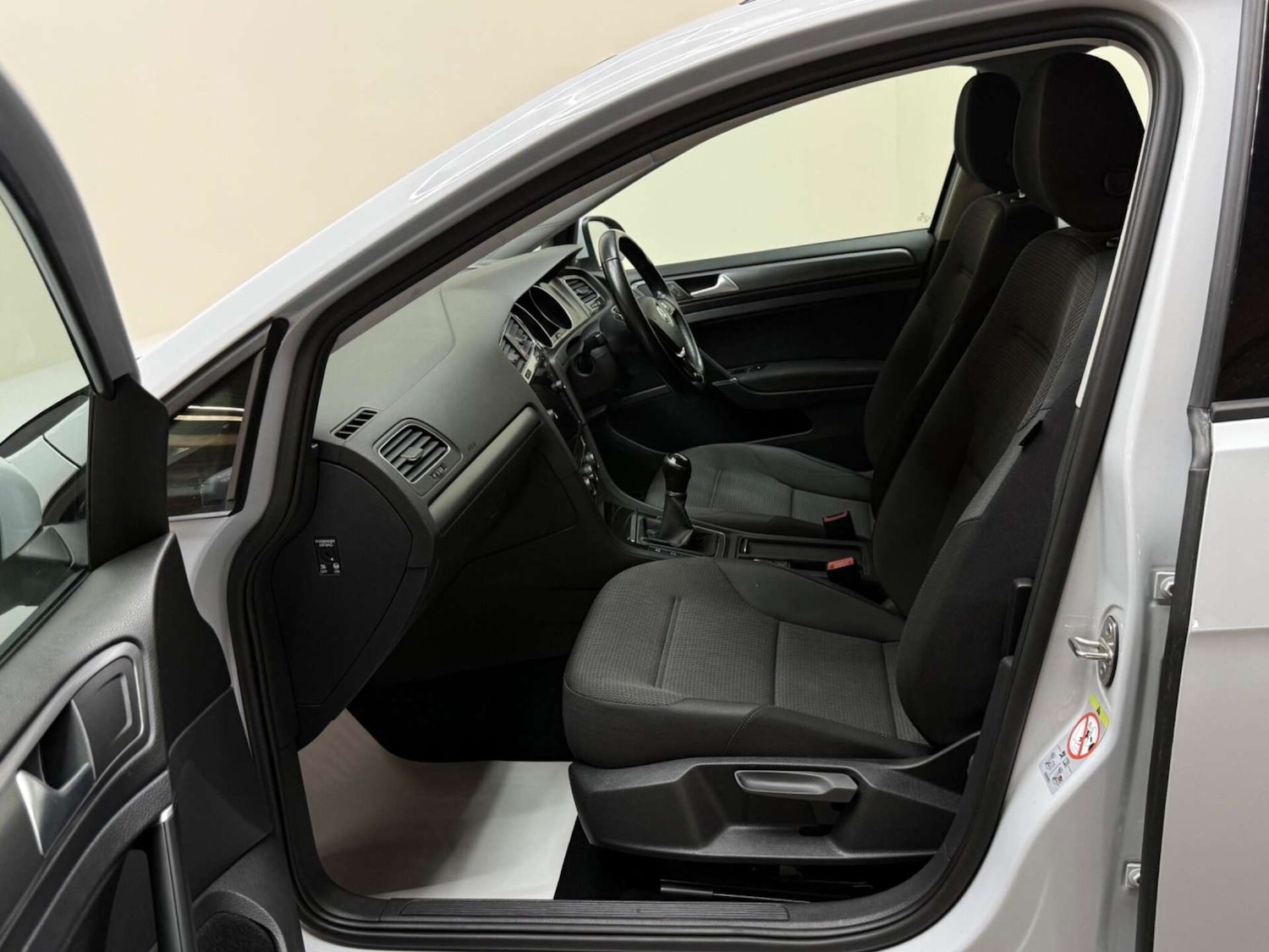 Used Volkswagen Golf 2017 for sale - 76181037: Photo 30