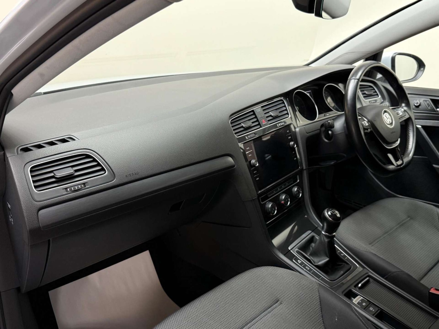 Used Volkswagen Golf 2017 for sale - 76181037: Photo 31