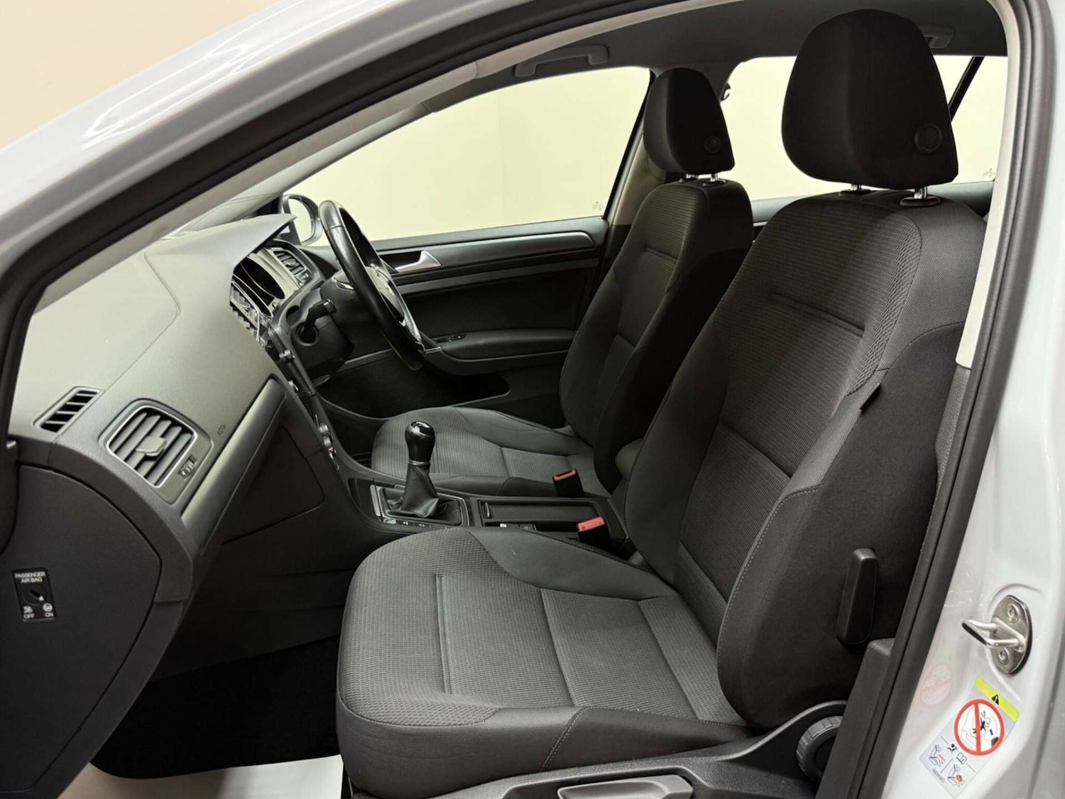 Used Volkswagen Golf 2017 for sale - 76181037: Photo 4