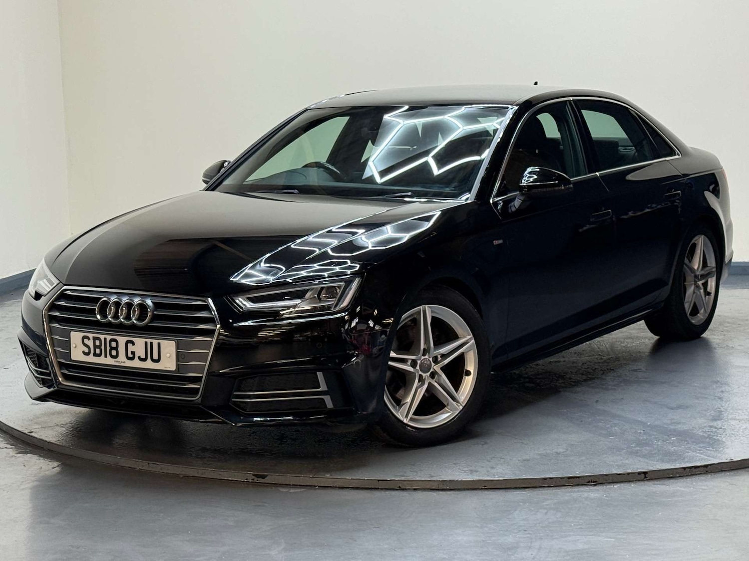 Used Audi A4 2018 for sale - 76363669: Photo 2