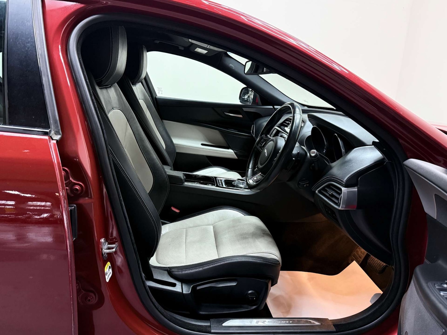 Used Jaguar XE 2016 for sale - 76650422: Photo 14