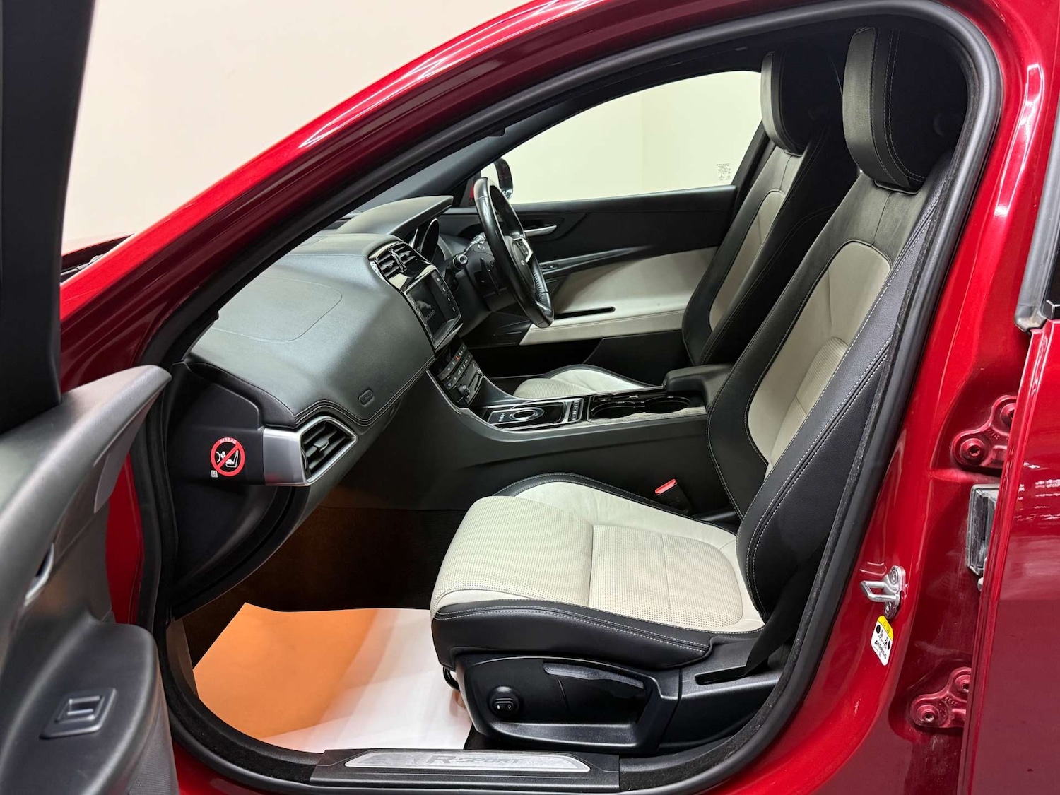 Used Jaguar XE 2016 for sale - 76650422: Photo 30