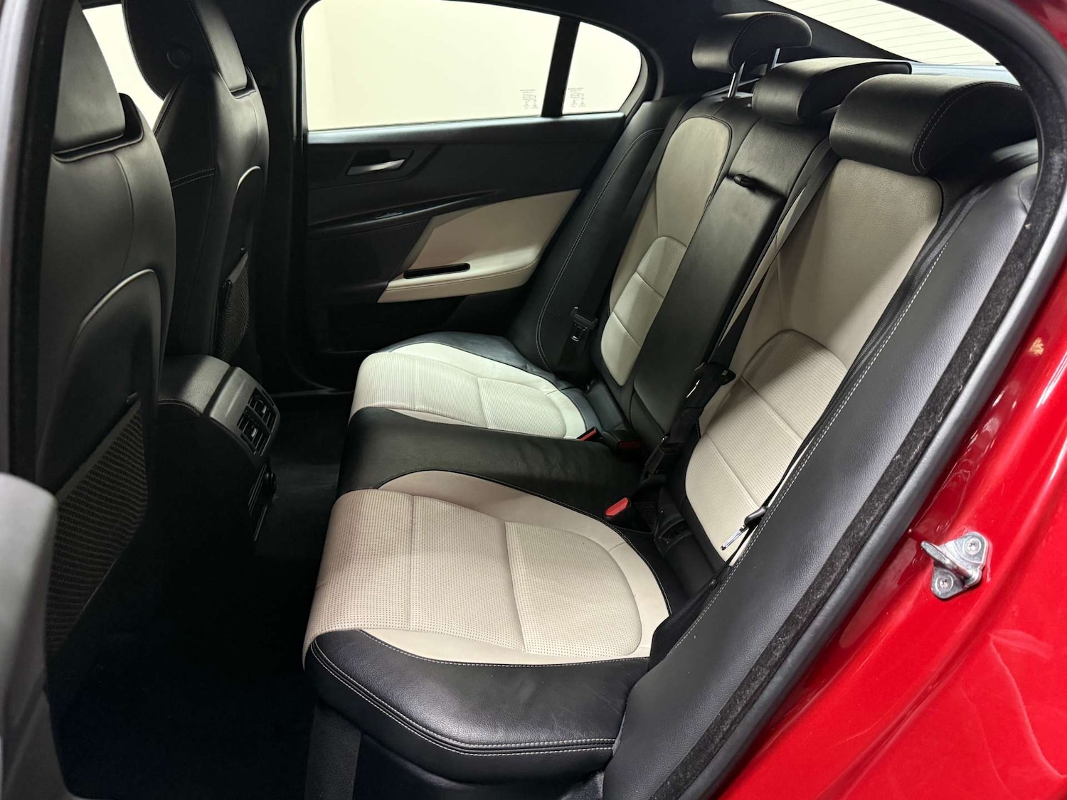 Used Jaguar XE 2016 for sale - 76650422: Photo 33