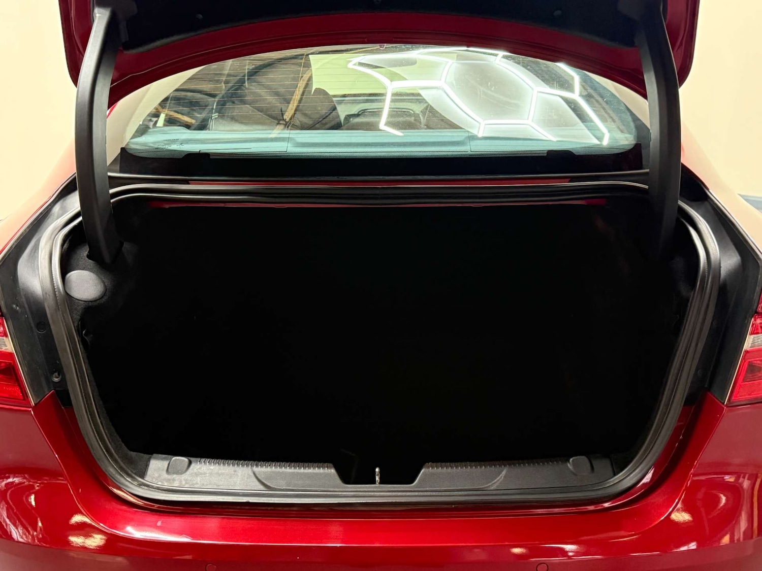 Used Jaguar XE 2016 for sale - 76650422: Photo 60