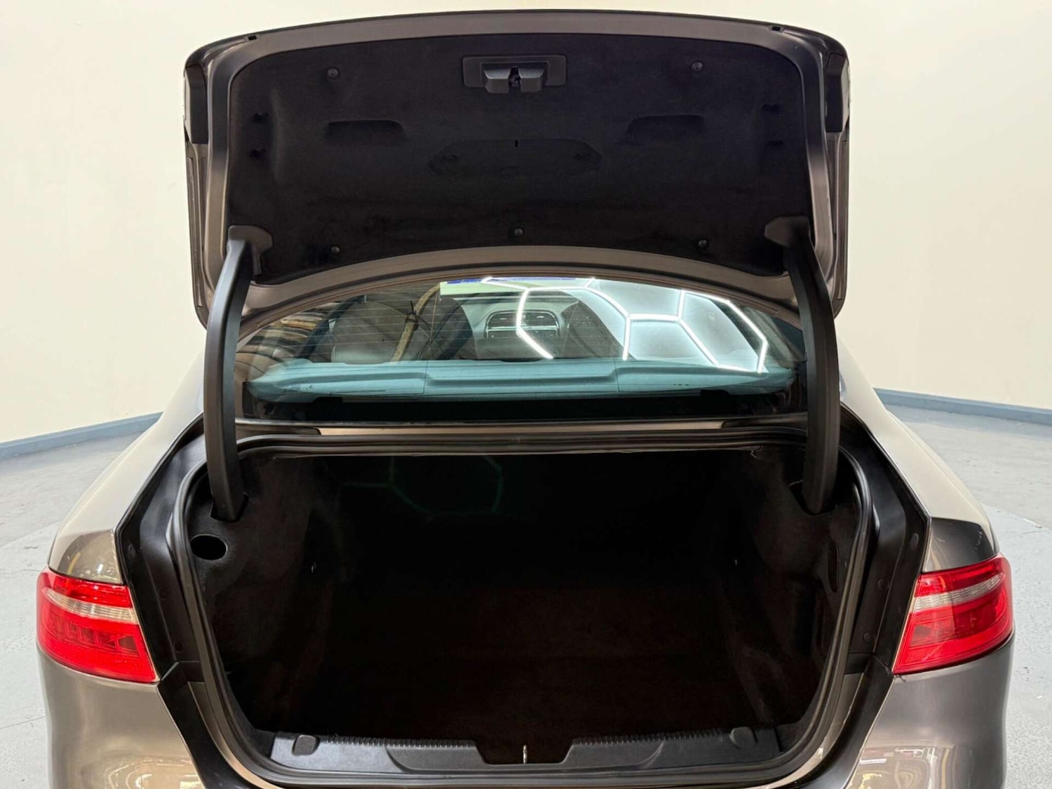 Used Jaguar XE 2018 for sale - 76601613: Photo 10