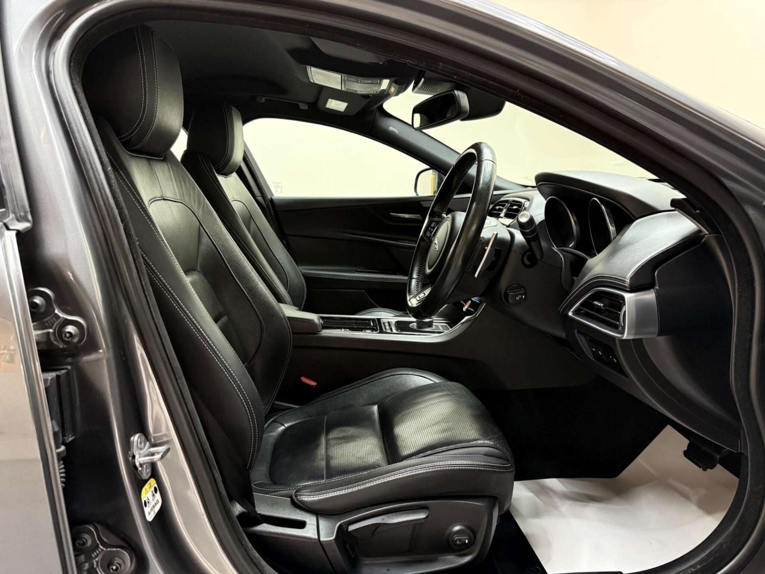 Used Jaguar XE 2018 for sale - 76601613: Photo 15