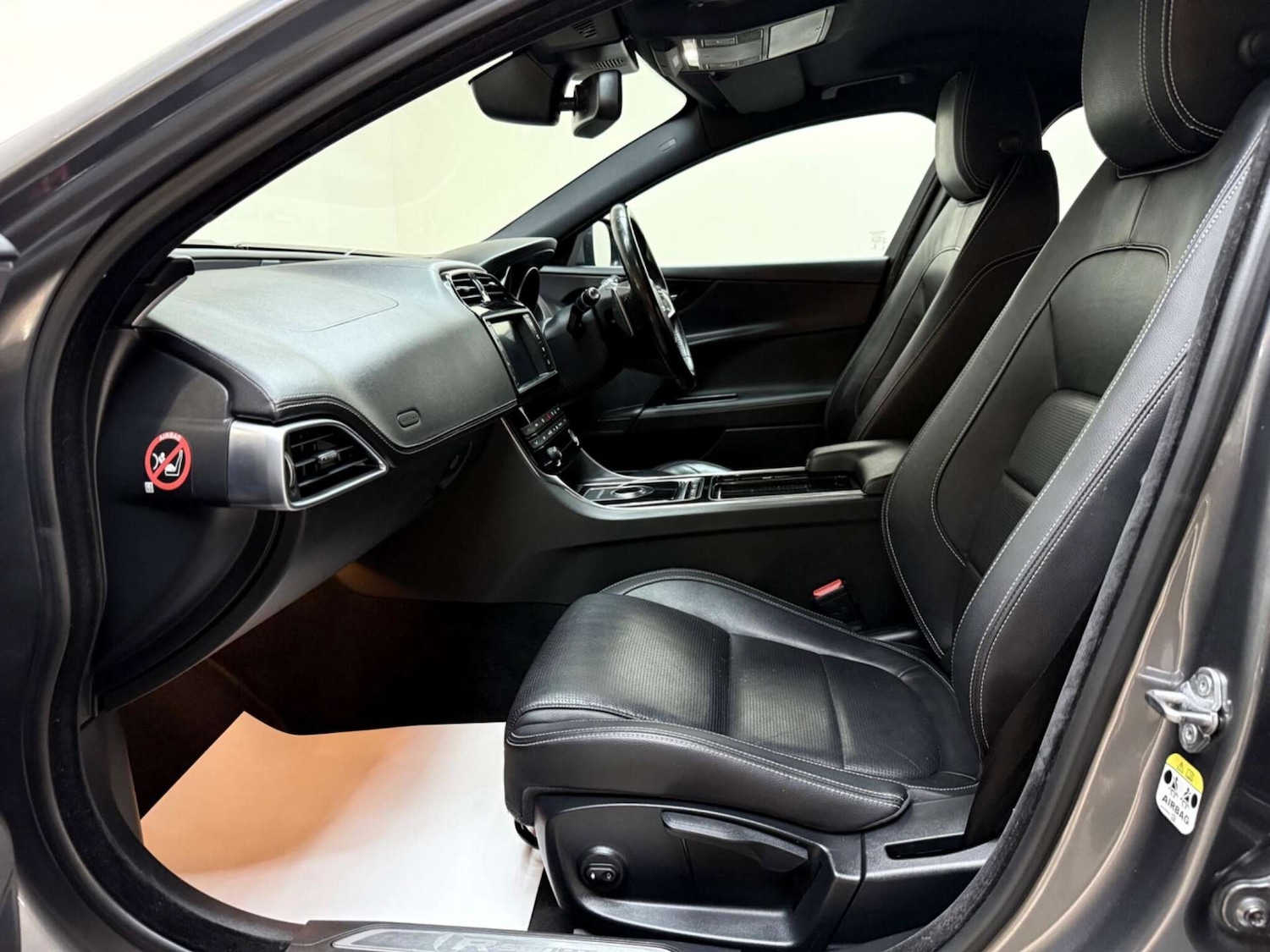 Used Jaguar XE 2018 for sale - 76601613: Photo 3