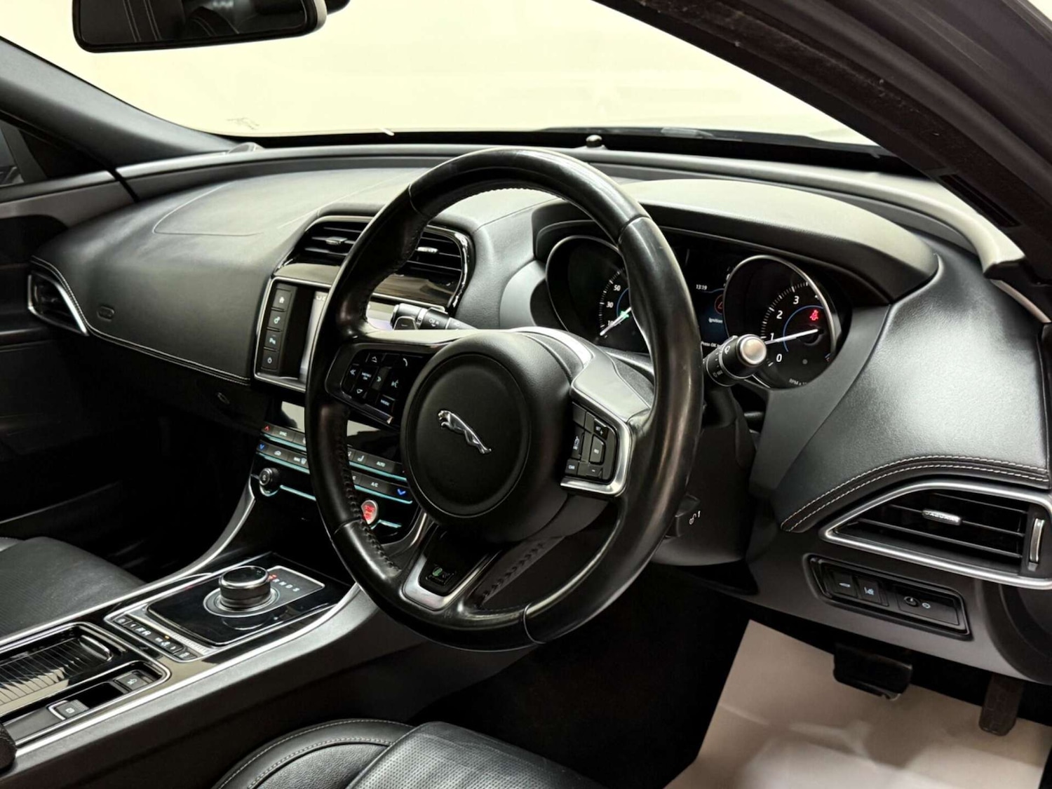 Used Jaguar XE 2018 for sale - 76601613: Photo 4