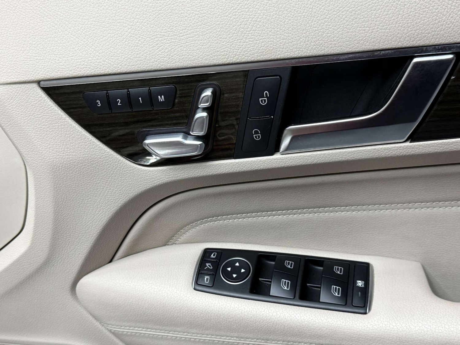 Used Mercedes-Benz E Class 2015 for sale - 76363942: Photo 35